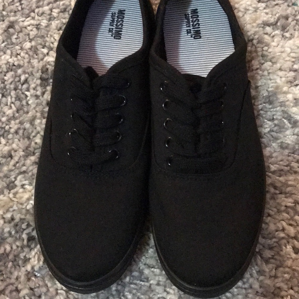 Black tennis sneakers